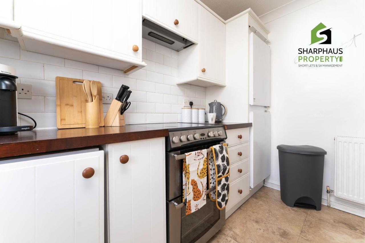 Beautiful 3 Bed House That Sleeps 6 Guests With Courtyard & Free Parking By Sharphaus Short Lets & Serviced Management * Brighton