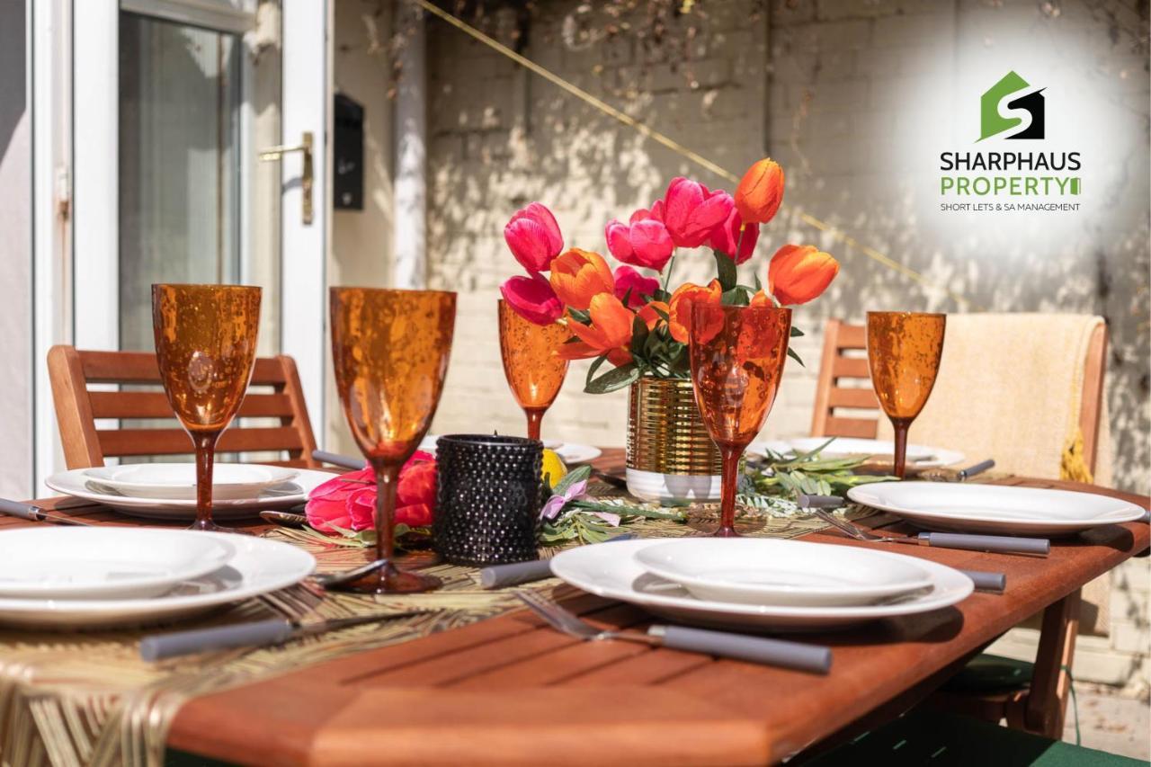 Beautiful 3 Bed House That Sleeps 6 Guests With Courtyard & Free Parking By Sharphaus Short Lets & Serviced Management Holiday home Brighton