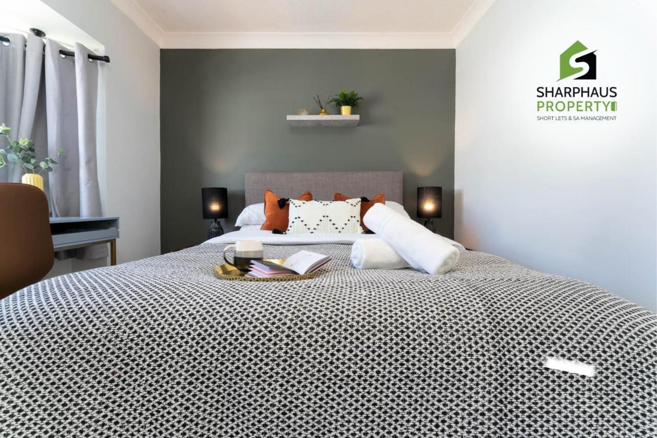 Beautiful 3 Bed House That Sleeps 6 Guests With Courtyard & Free Parking By Sharphaus Short Lets & Serviced Management Brighton