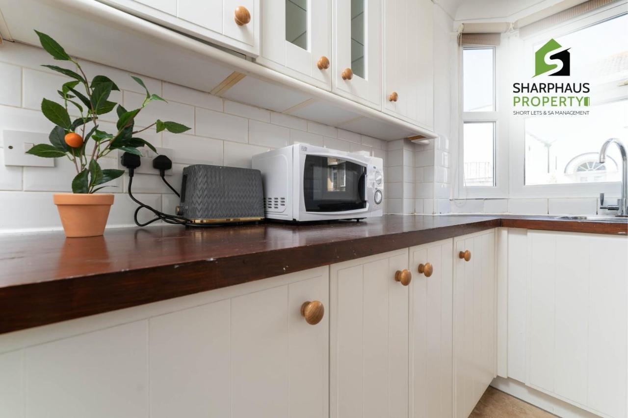 Beautiful 3 Bed House That Sleeps 6 Guests With Courtyard & Free Parking By Sharphaus Short Lets & Serviced Management *