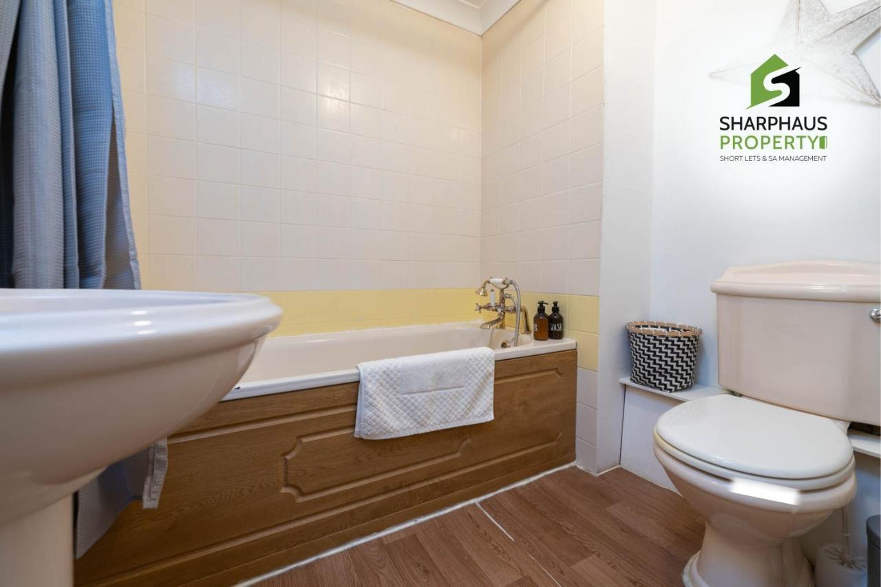 Beautiful 3 Bed House That Sleeps 6 Guests With Courtyard & Free Parking By Sharphaus Short Lets & Serviced Management Holiday home Brighton