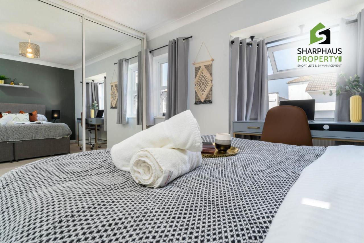 Beautiful 3 Bed House That Sleeps 6 Guests With Courtyard & Free Parking By Sharphaus Short Lets & Serviced Management Holiday home *