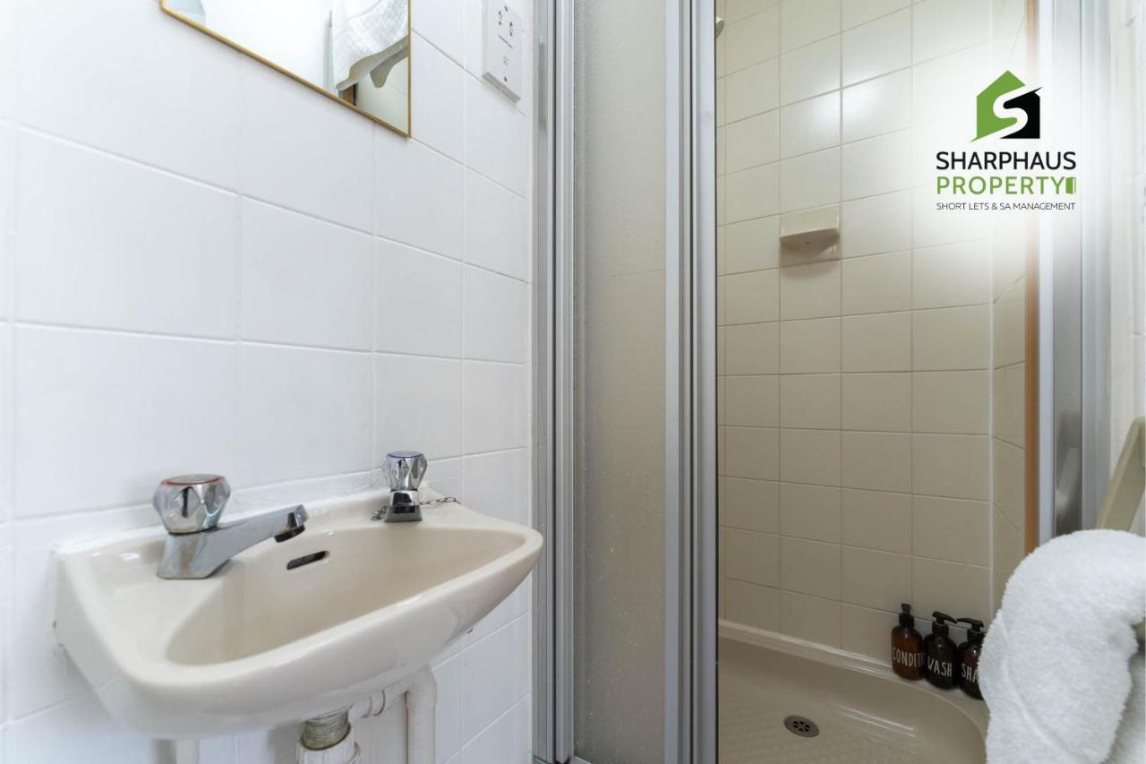 Holiday home Beautiful 3 Bed House That Sleeps 6 Guests With Courtyard & Free Parking By Sharphaus Short Lets & Serviced Management *