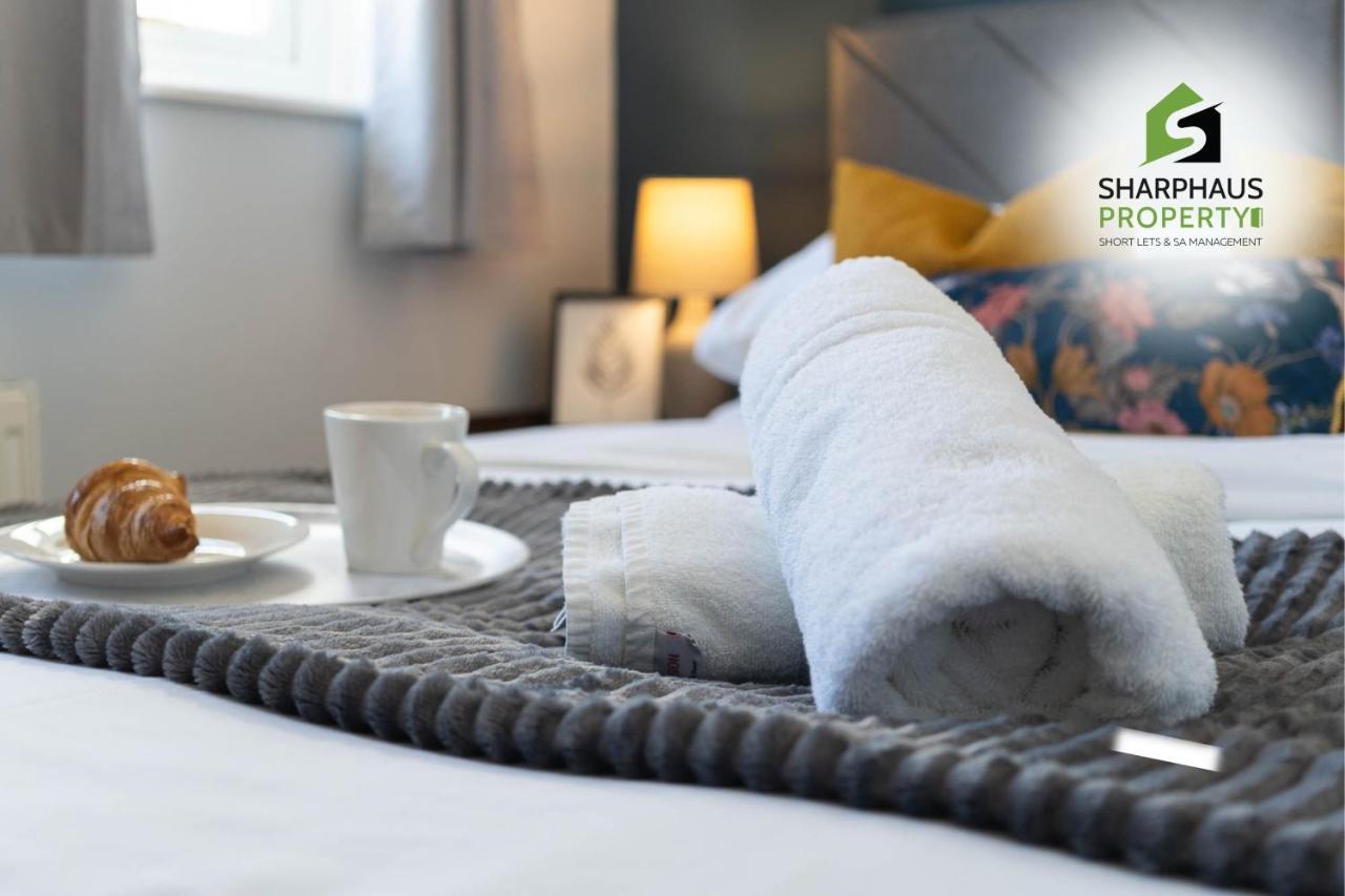 Beautiful 3 Bed House That Sleeps 6 Guests With Courtyard & Free Parking By Sharphaus Short Lets & Serviced Management Brighton