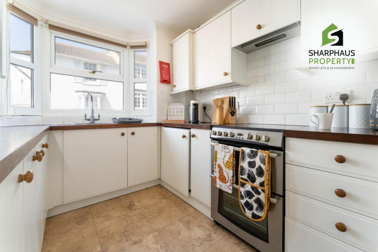 Holiday home Beautiful 3 Bed House That Sleeps 6 Guests With Courtyard & Free Parking By Sharphaus Short Lets & Serviced Management *