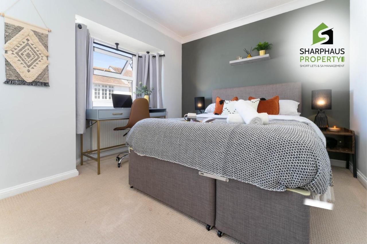Beautiful 3 Bed House That Sleeps 6 Guests With Courtyard & Free Parking By Sharphaus Short Lets & Serviced Management Holiday home *