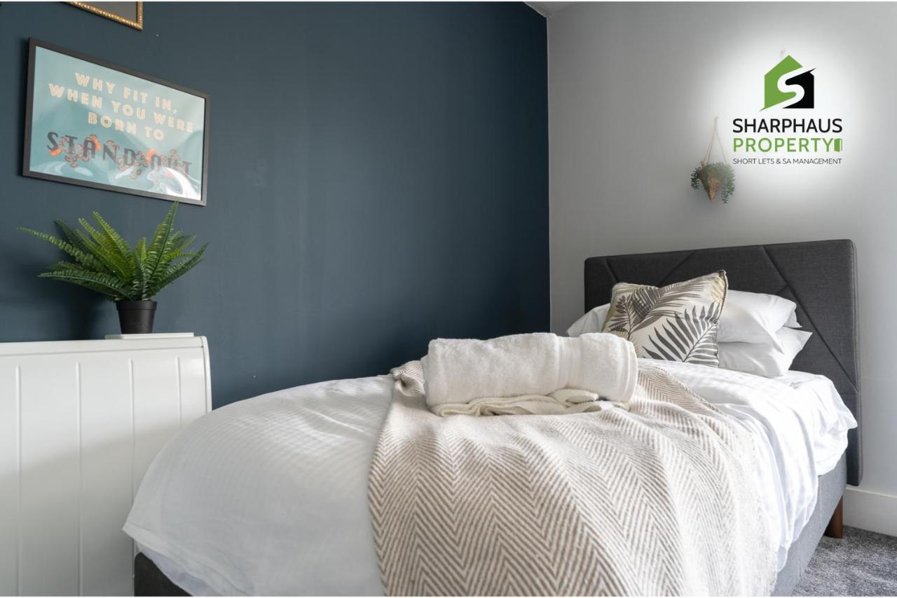 Spacious 3-bed With Breathtaking Pavilion Views By Sharphaus Short Lets & Serviced Management Apartment *