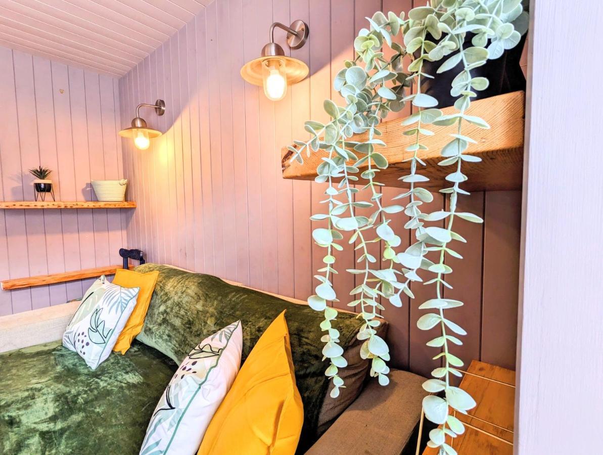 Holiday home Stunning 4br House With Free Parking - By Innit