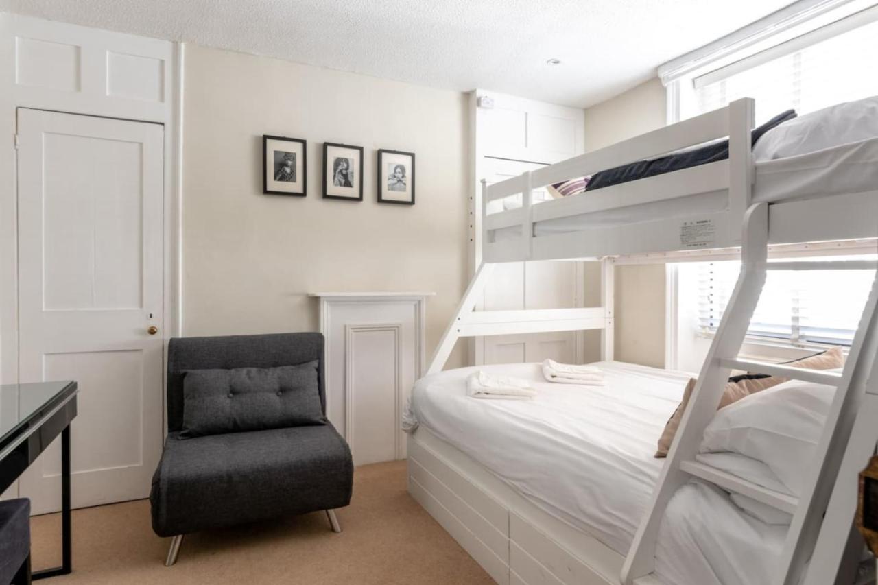 Large Townhouse Close To Pier Holiday home *