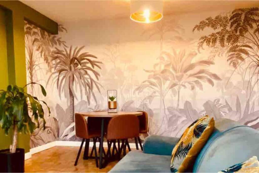 Lovely With Spectacular Views & Free Parking