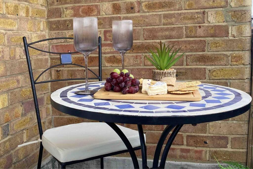 Lovely With Spectacular Views & Free Parking Apartment *