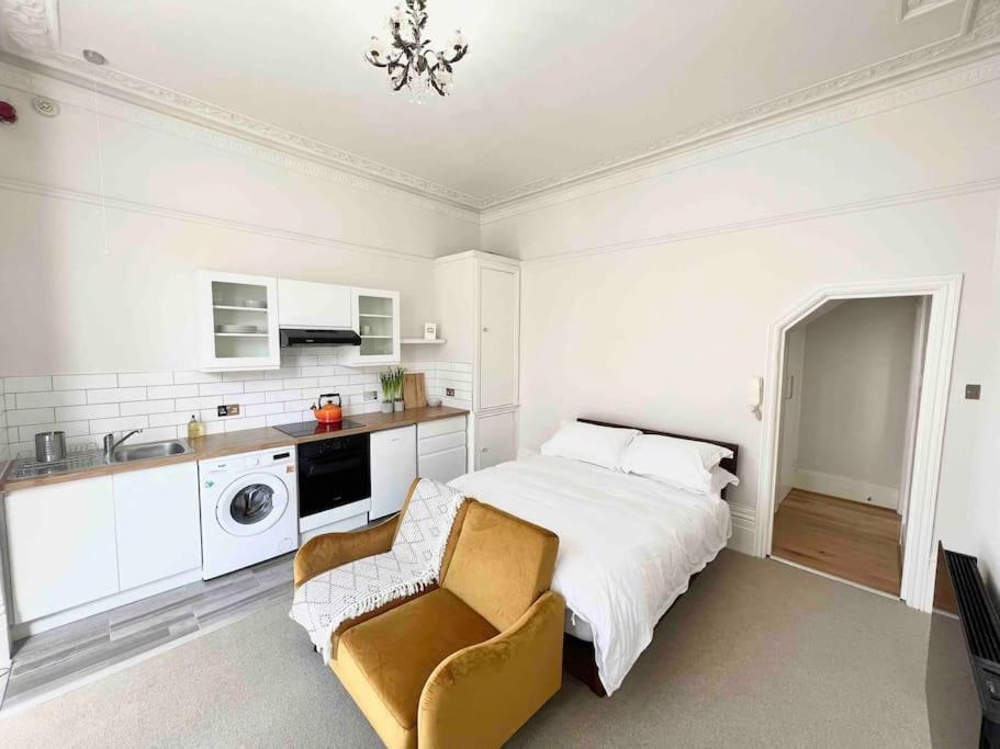 Bright & Relaxing Studio In & Apartment