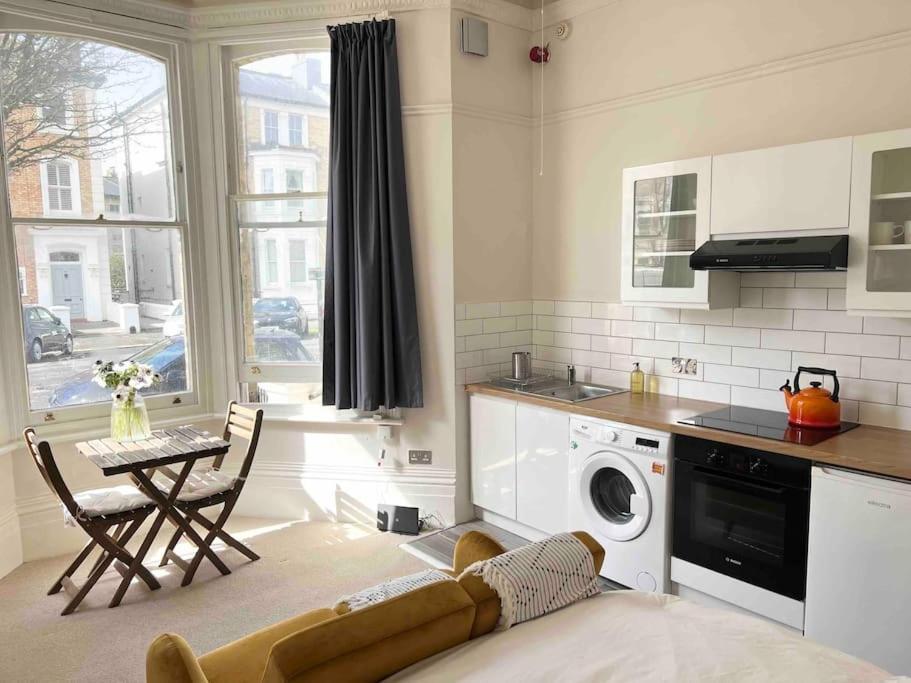 Bright & Relaxing Studio In & Apartment Brighton