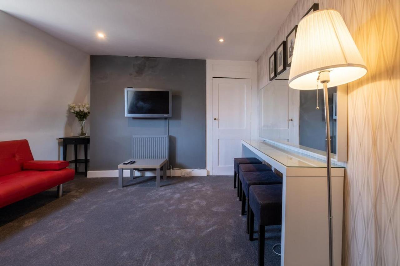 Large Townhouse Close To Pier *