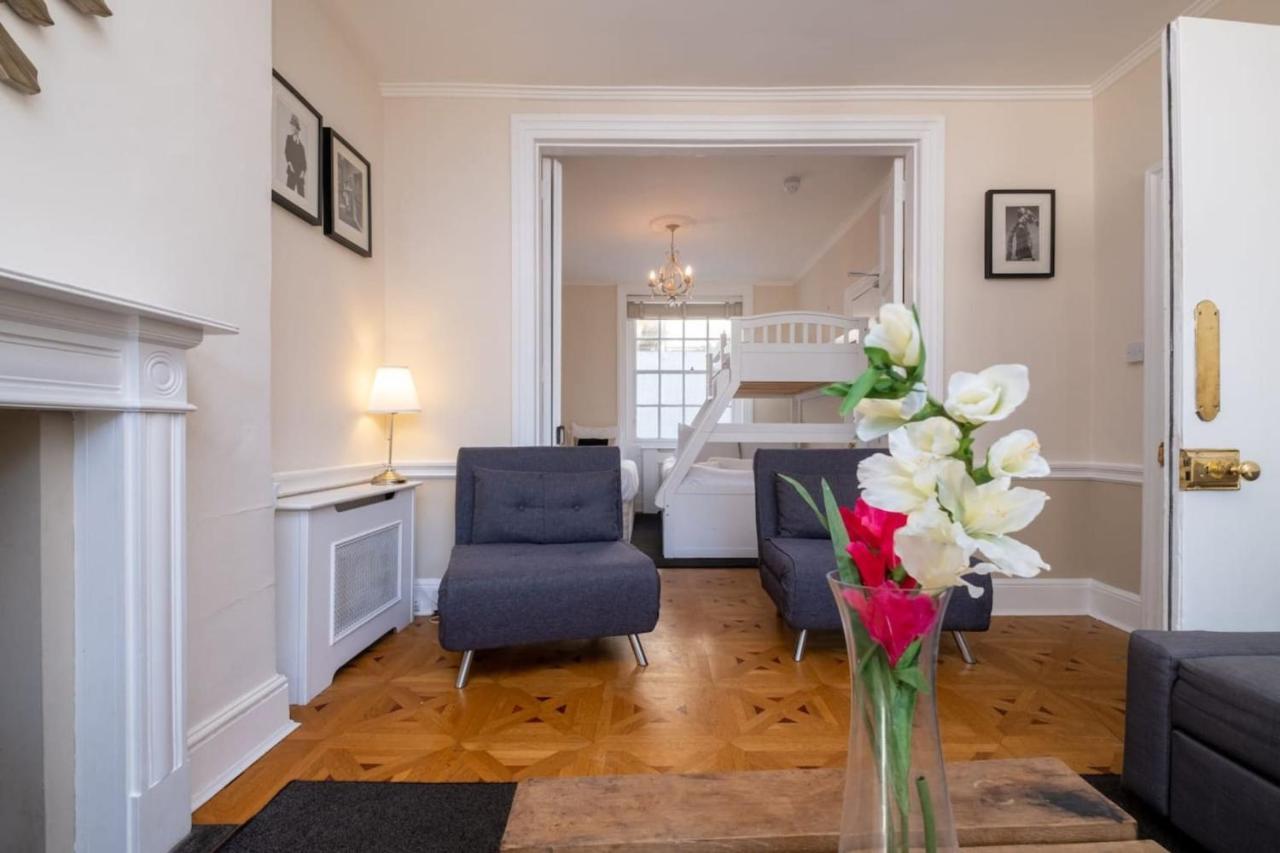Large Townhouse Close To Pier Holiday home *