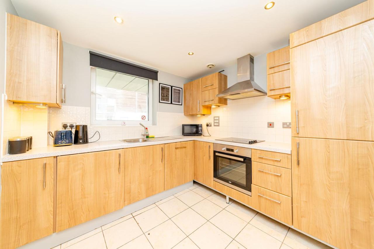 Apartment Moments Away From Station Sleep 6 *