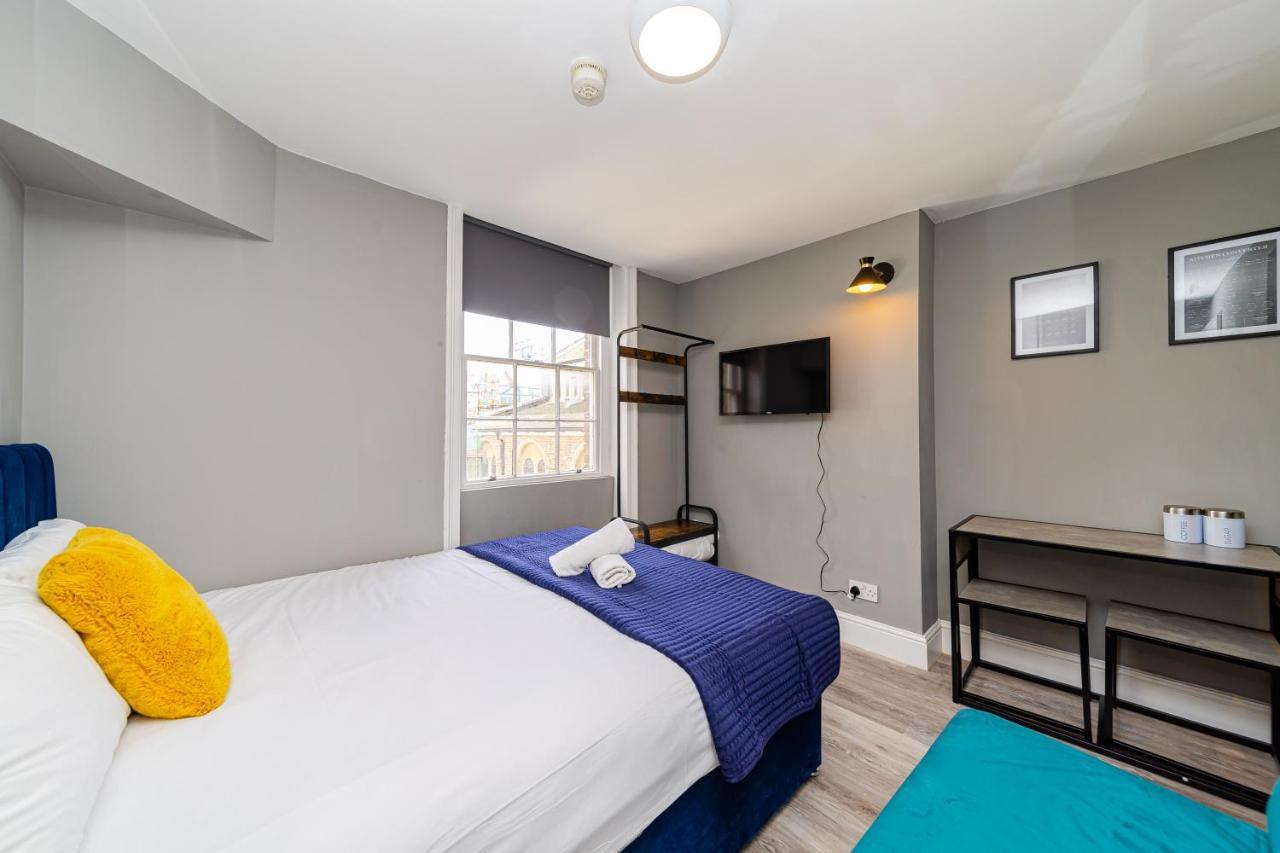 Apartment Beachfront Studio I Sleep 2 I King-size Bed I Smart Tv I Ms7 *