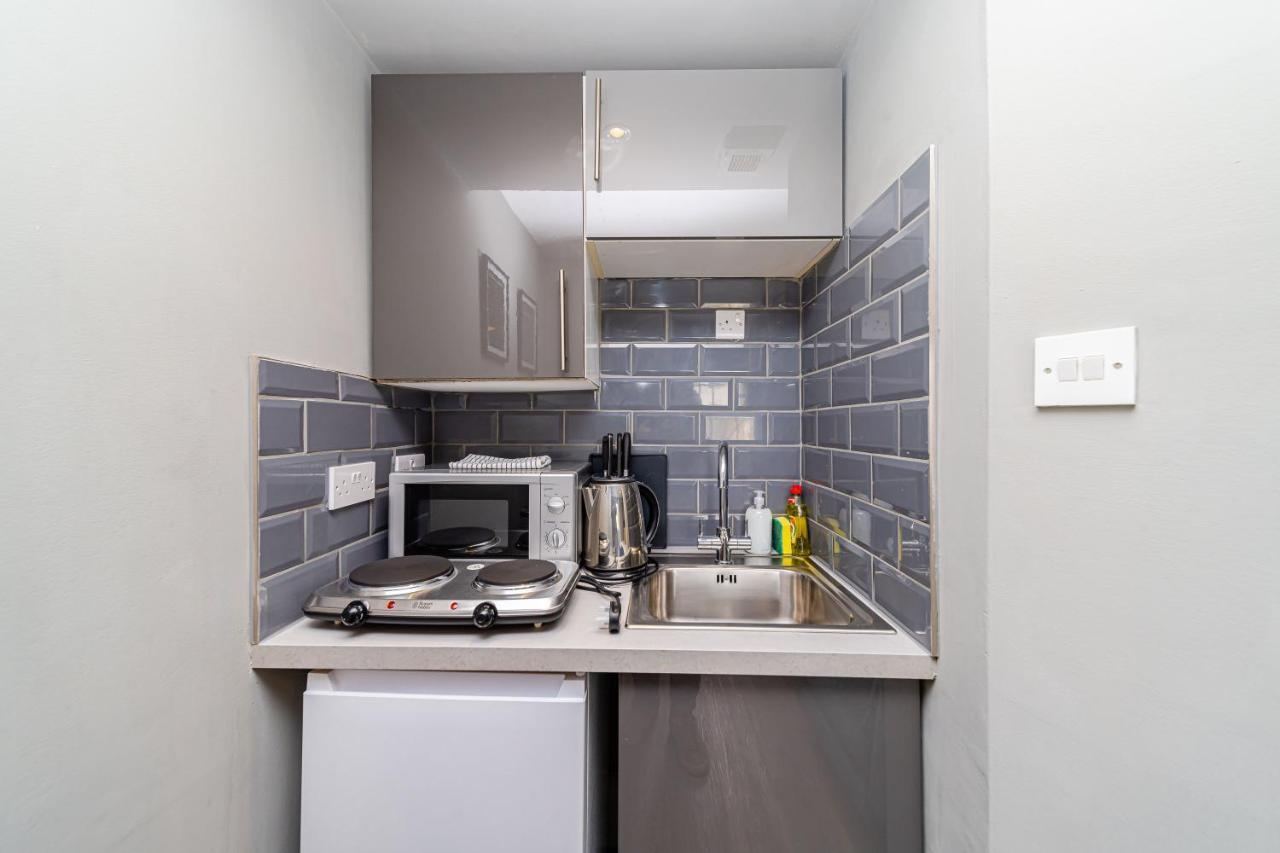 Apartment Beachfront Studio I Sleep 2 I King-size Bed I Smart Tv I Ms7 *