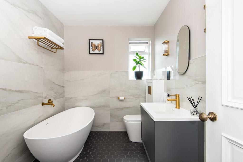 Newly Renovated Victorian House With Free Parking Holiday home
