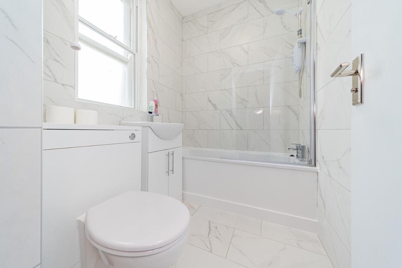 Apartment Super Central Studio I Next To Beach & Shopping Centre I King Size Bed I Sleep 3 *