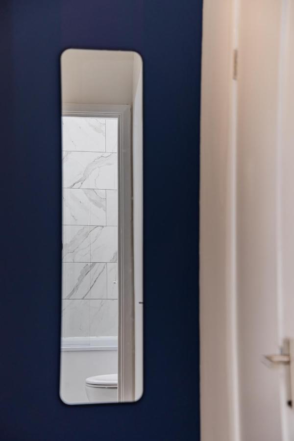 Apartment Super Central Studio I Next To Beach & Shopping Centre I King Size Bed I Sleep 3 *