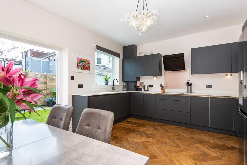 Newly Renovated Victorian House With Free Parking Holiday home