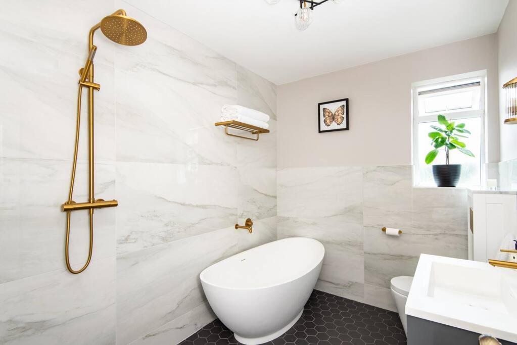 Newly Renovated Victorian House With Free Parking