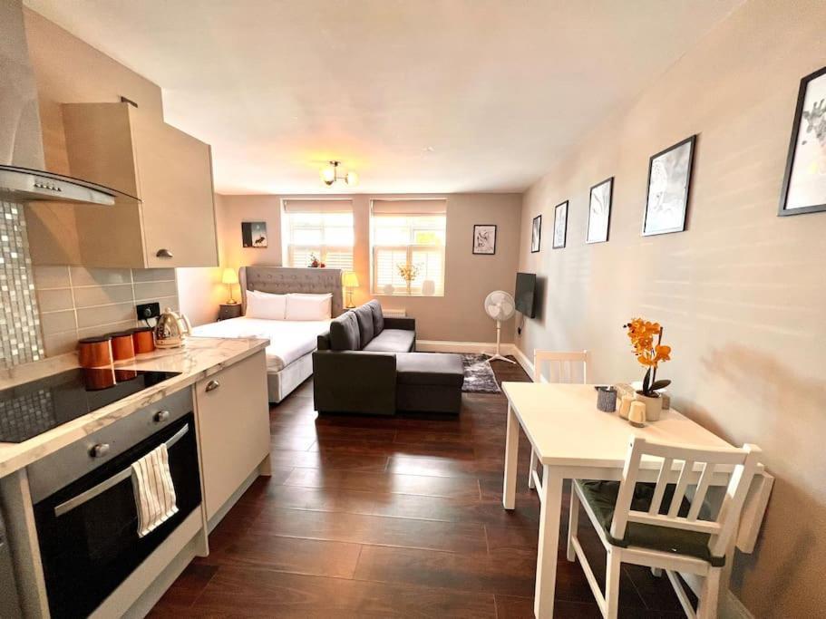 Lovely Studio Close To Station Apartment