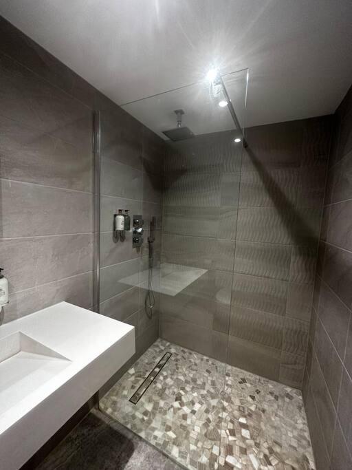Stunning & Fun 4 Bed In The Heart Of
