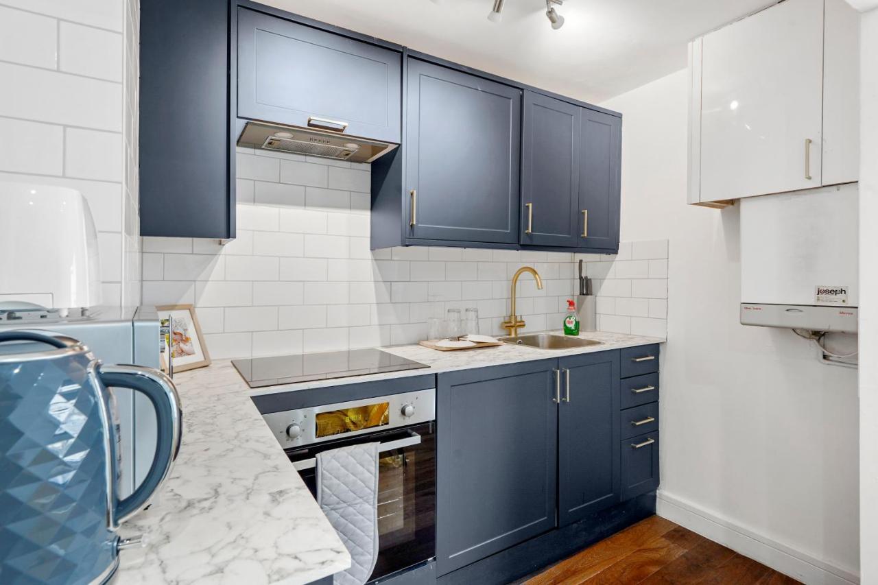 Modern One Bedroom In Apartment *