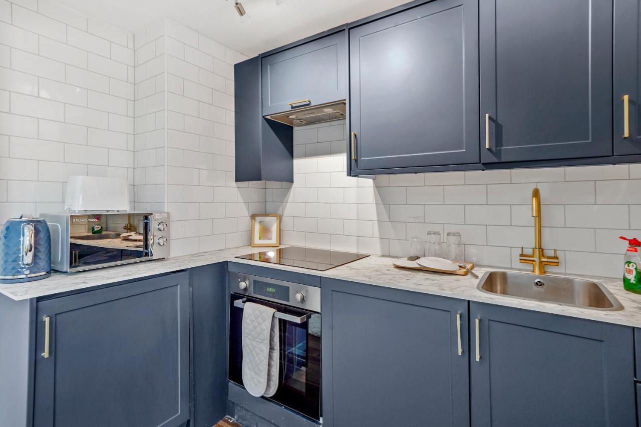 Modern One Bedroom In Apartment *