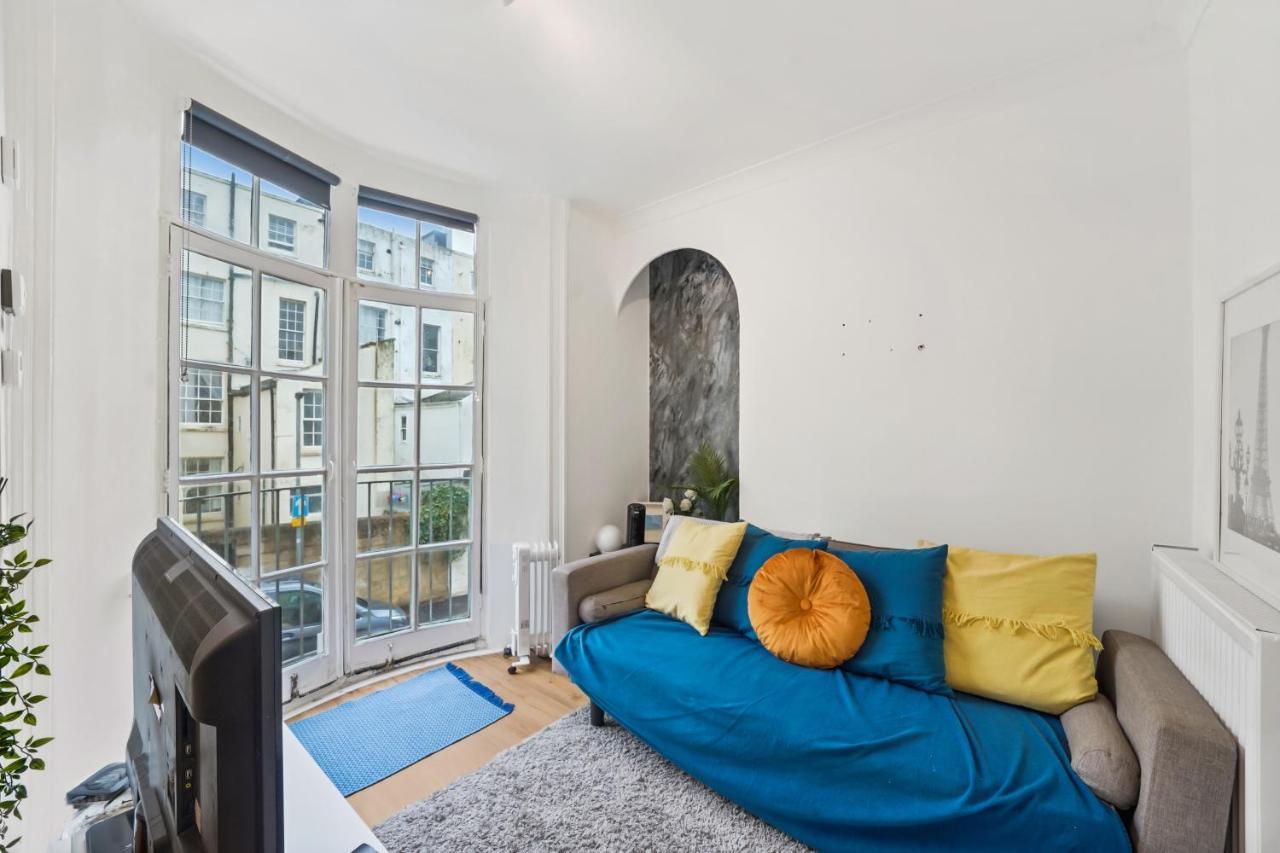 Modern One Bedroom In Apartment *