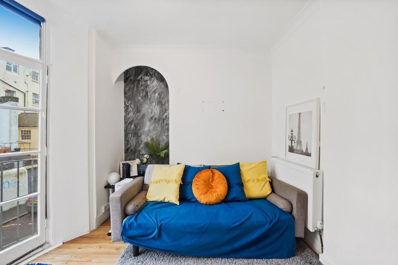 Modern One Bedroom In Apartment *