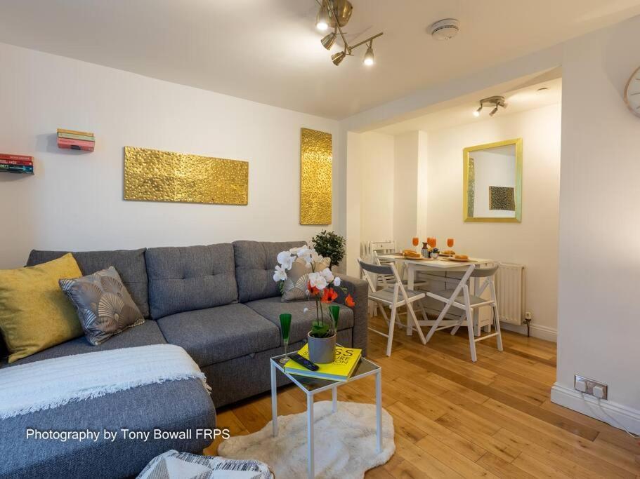 Charming Next To Station Apartment *