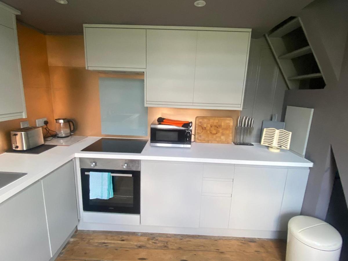 Apartment 22 Stunning Large Loft - Great Location - Free Onsite Parking - Garden View- Quiet *