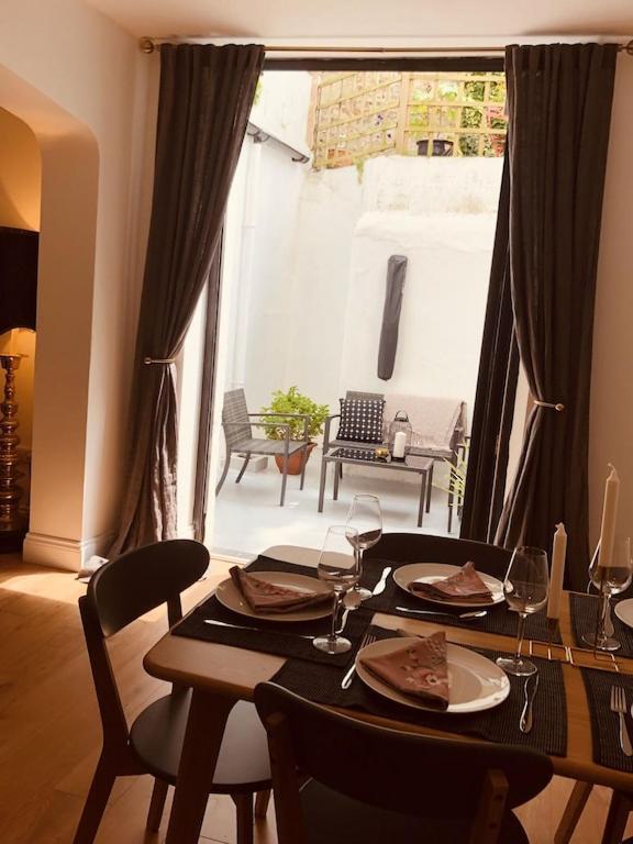 Flat, 3 Bedrooms, Sleeps 6, Close To Shops And *
