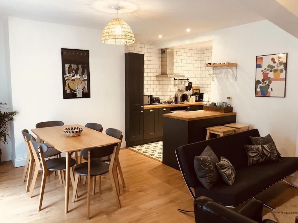 Flat, 3 Bedrooms, Sleeps 6, Close To Shops And