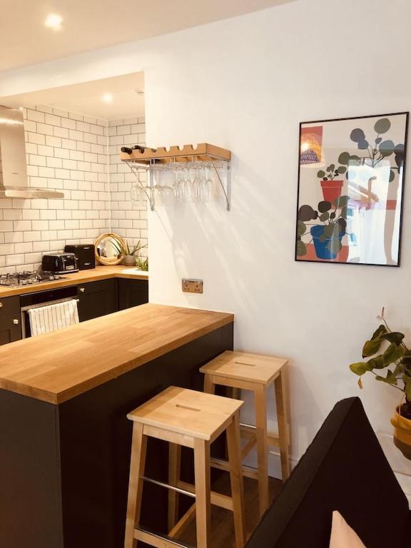 Flat, 3 Bedrooms, Sleeps 6, Close To Shops And Brighton
