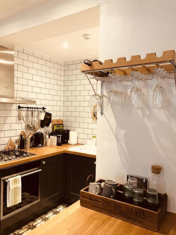Apartment Flat, 3 Bedrooms, Sleeps 6, Close To Shops And