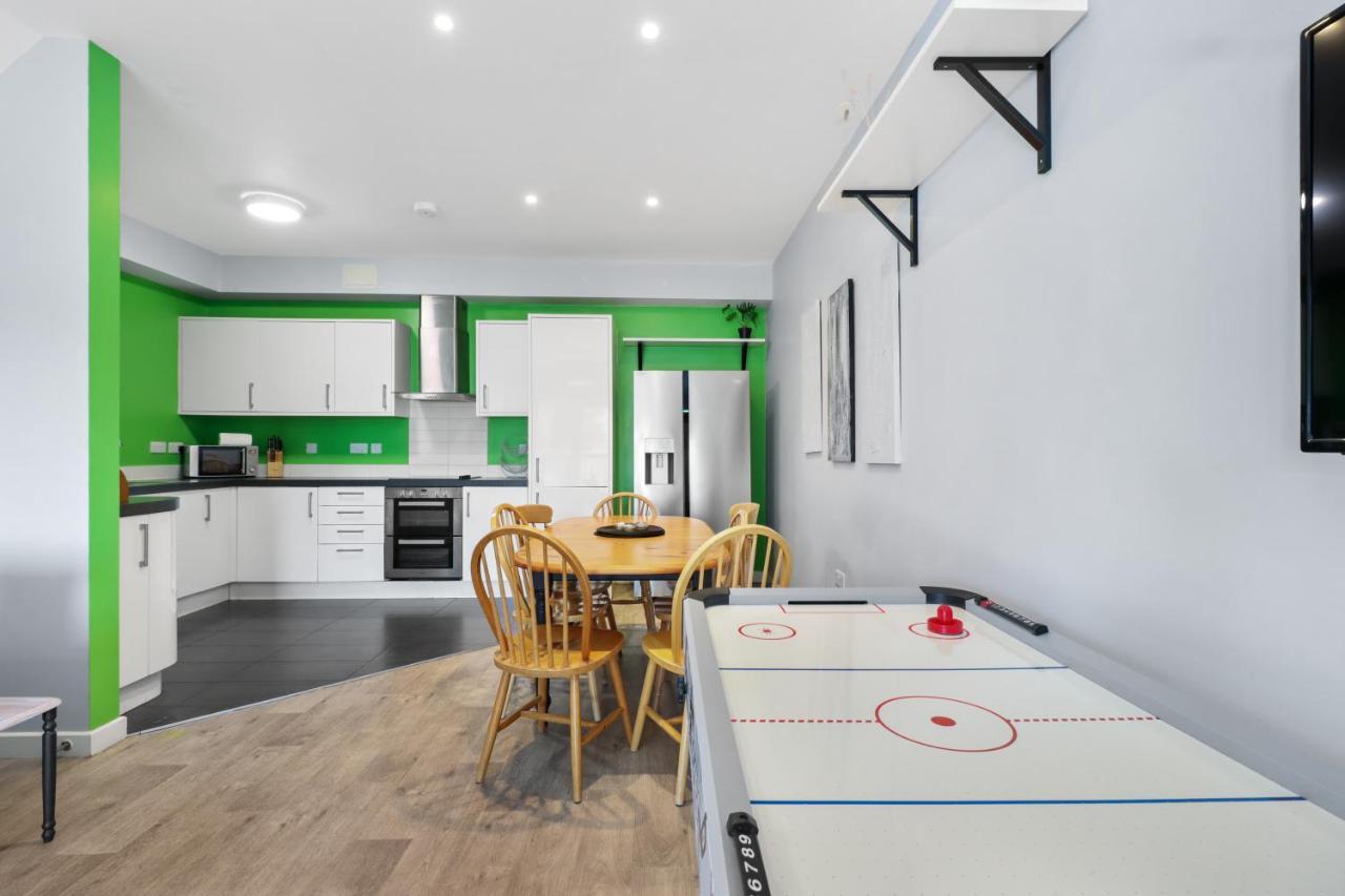 Modern House With Parking Buisness And Leisure