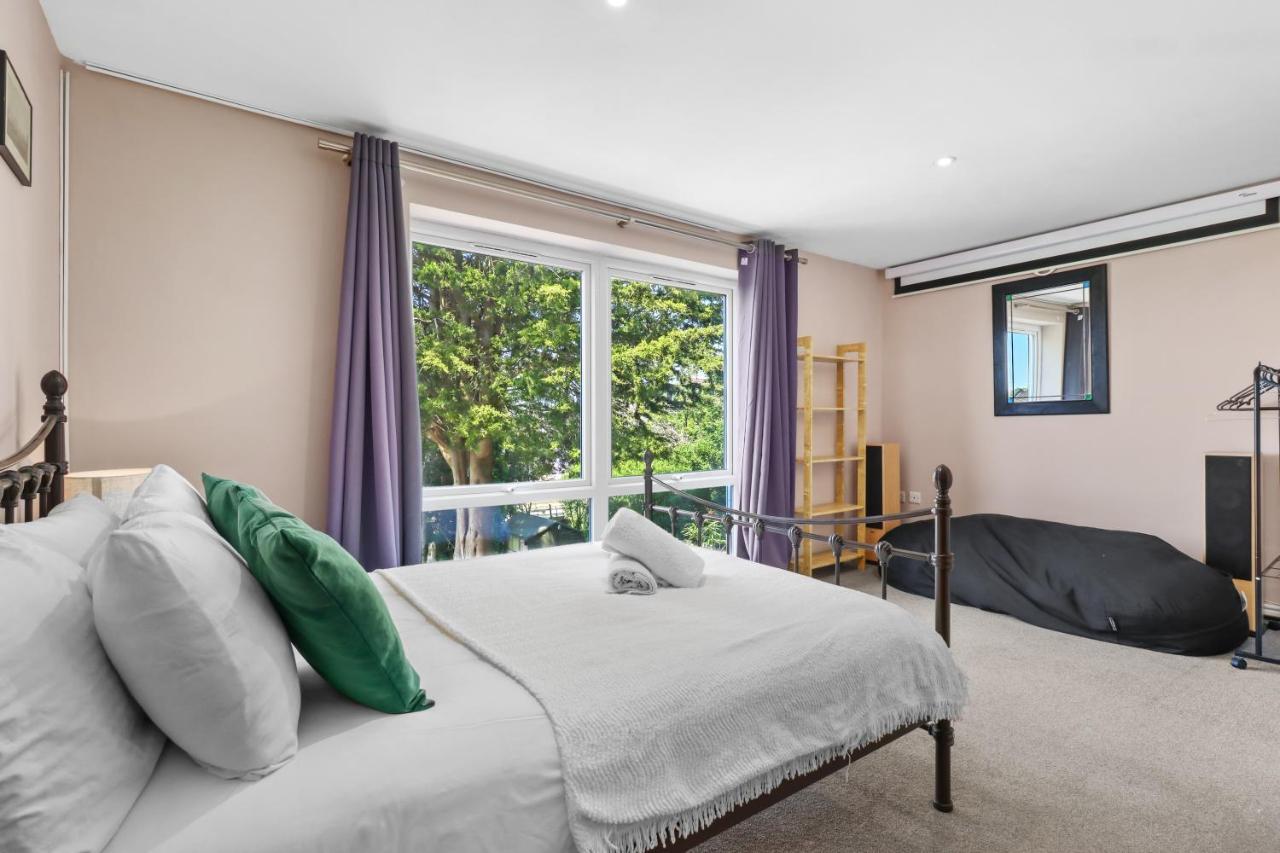 Modern House With Parking Buisness And Leisure Holiday home