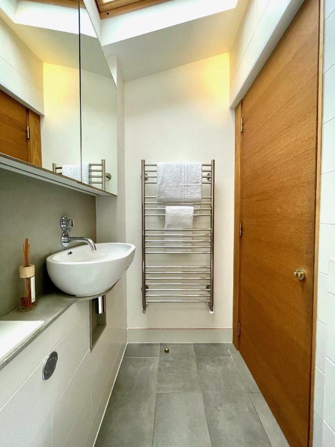 Stylish 2-bedroom Townhouse Next To Station