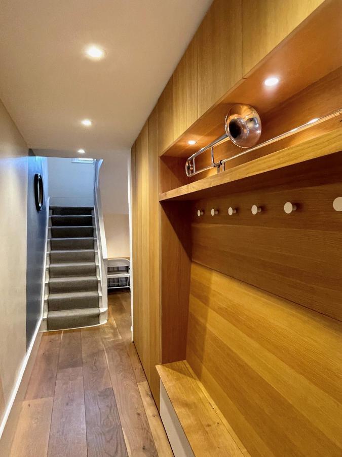 Stylish 2-bedroom Townhouse Next To Station Apartment