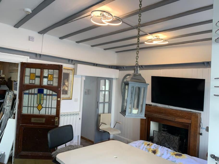One Bedroom In Heart Of Apartment *