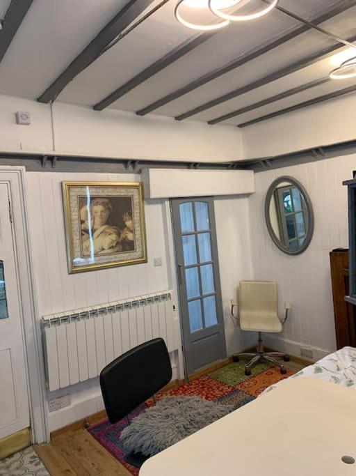 One Bedroom In Heart Of Apartment *