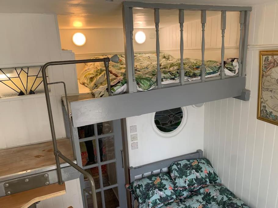 One Bedroom In Heart Of Apartment *