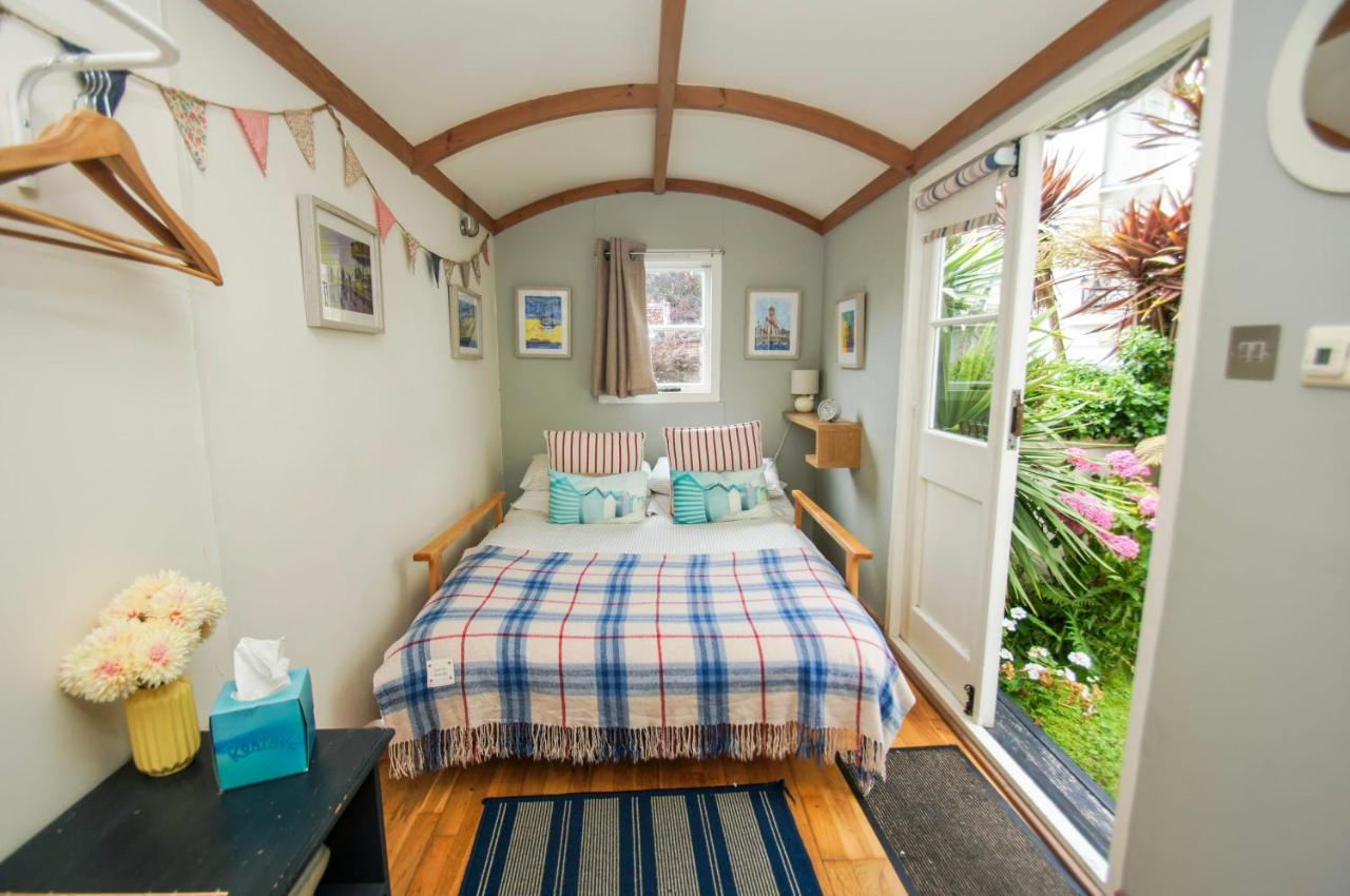 Apartment Hut Actually - By Lets *