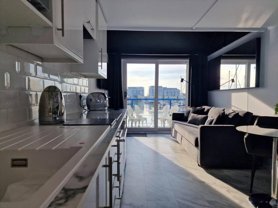 Sea Breeze In Marina With Free Parking Brighton