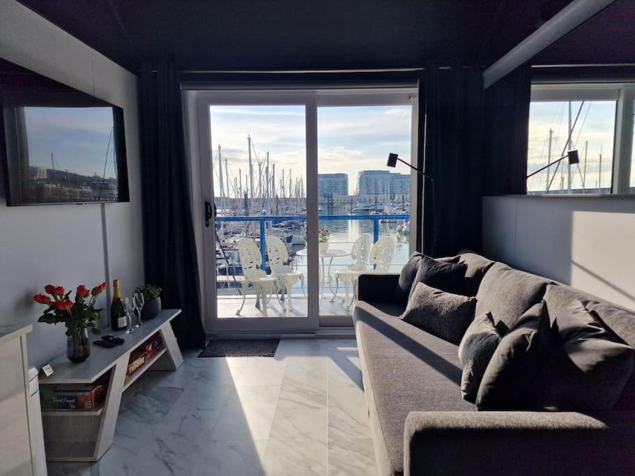 Sea Breeze In Marina With Free Parking Holiday home *