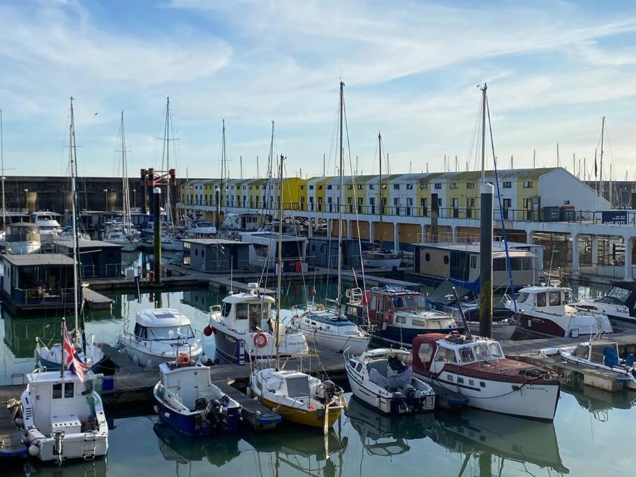 Sea Breeze In Marina With Free Parking Holiday home